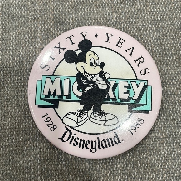 VINTAGE 1988 Mickey Disney Button - Picture 1 of 3